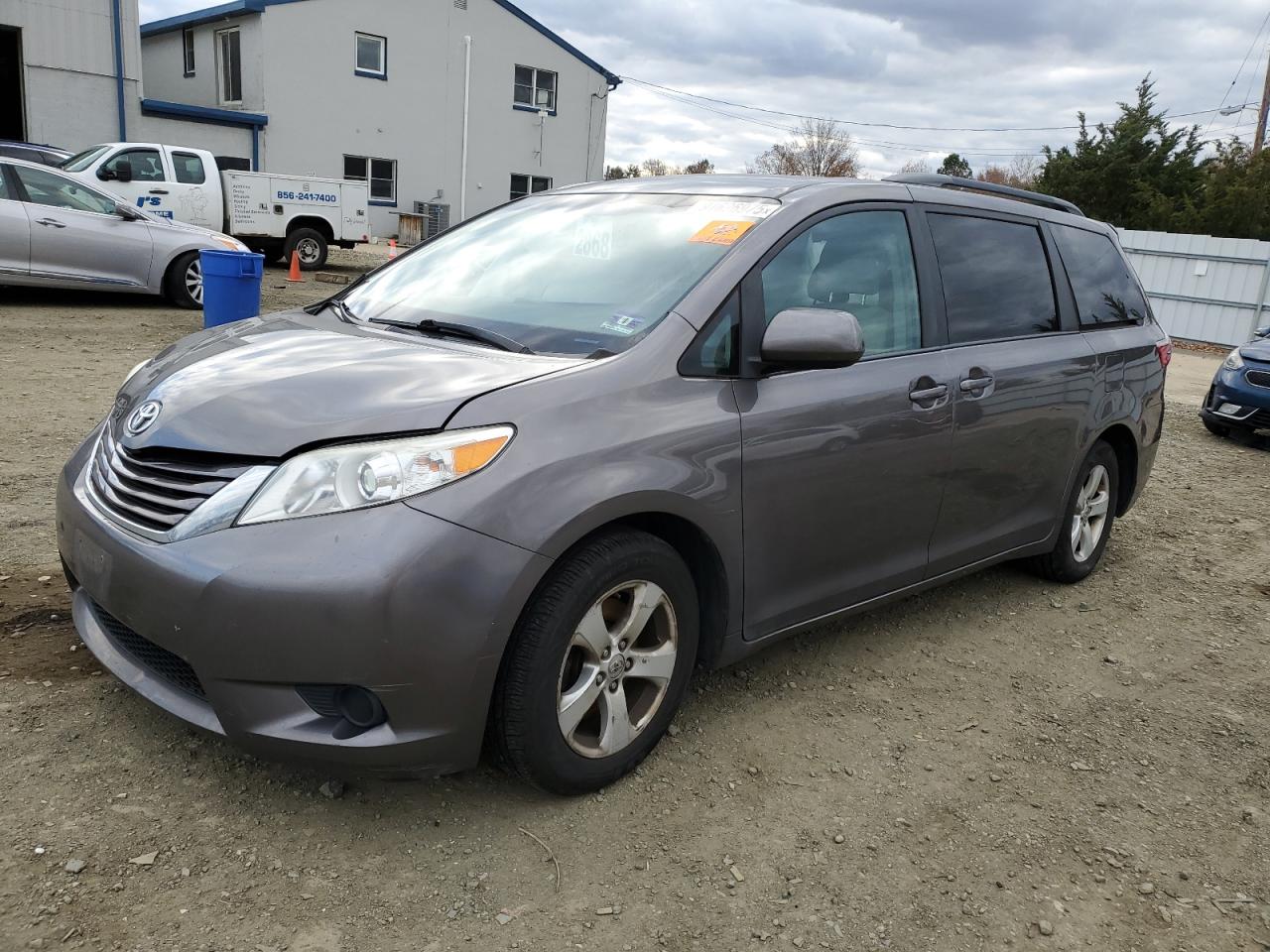 TOYOTA SIENNA LE 2017