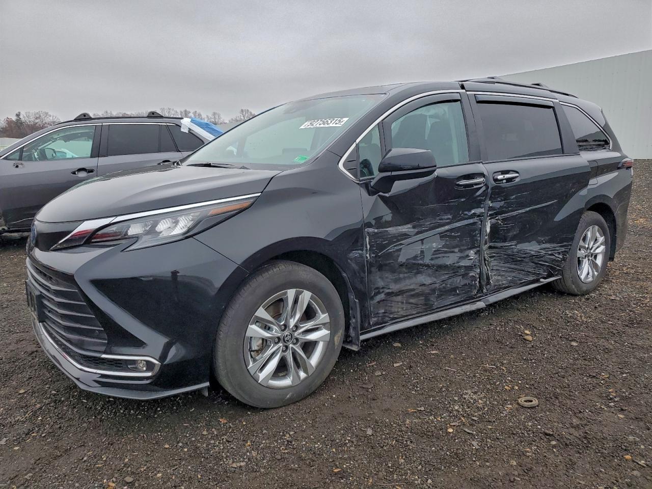 TOYOTA SIENNA XLE 2024