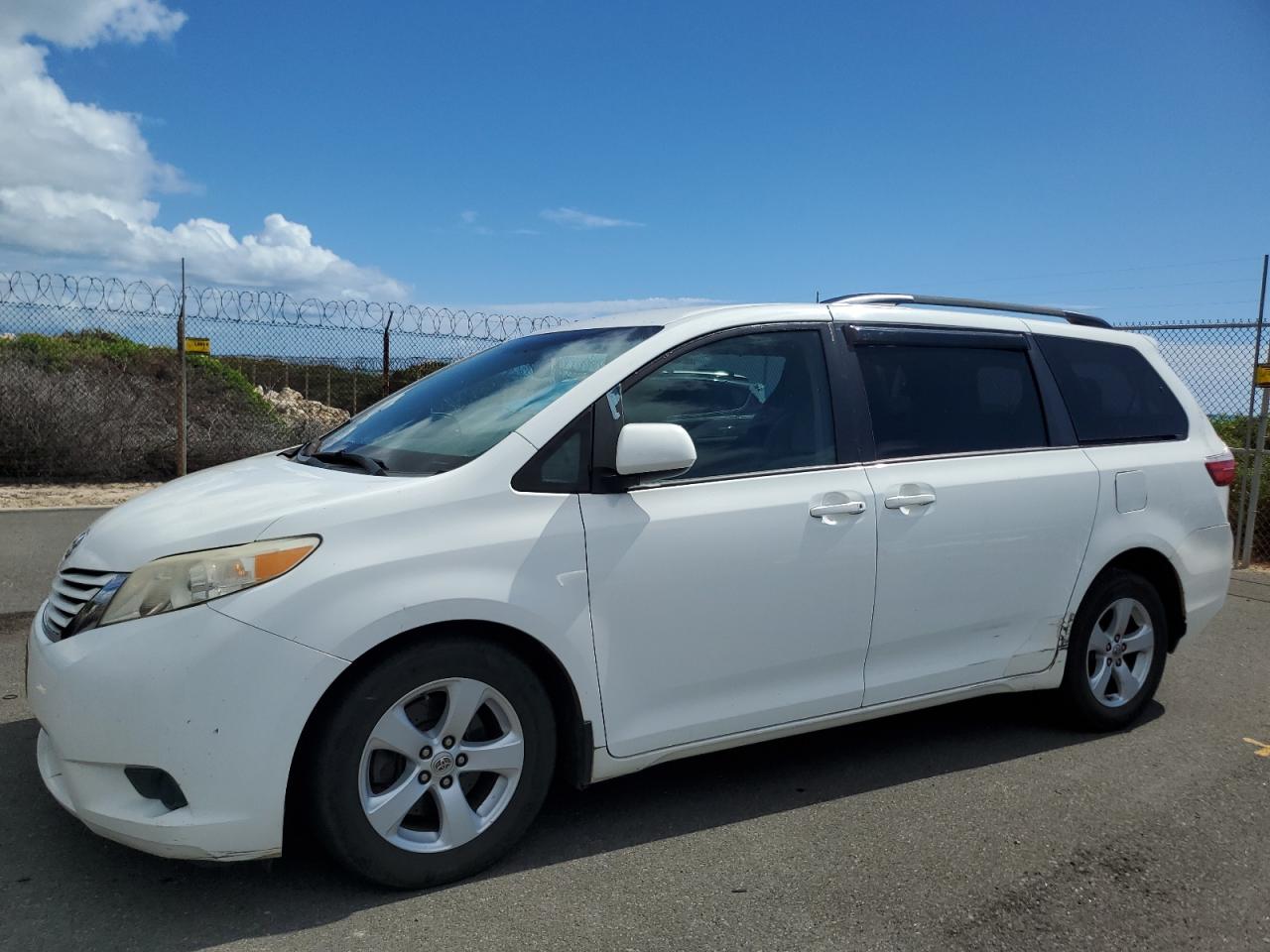 TOYOTA SIENNA LE 2017