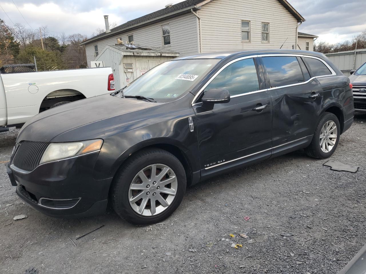 LINCOLN MKT 2013