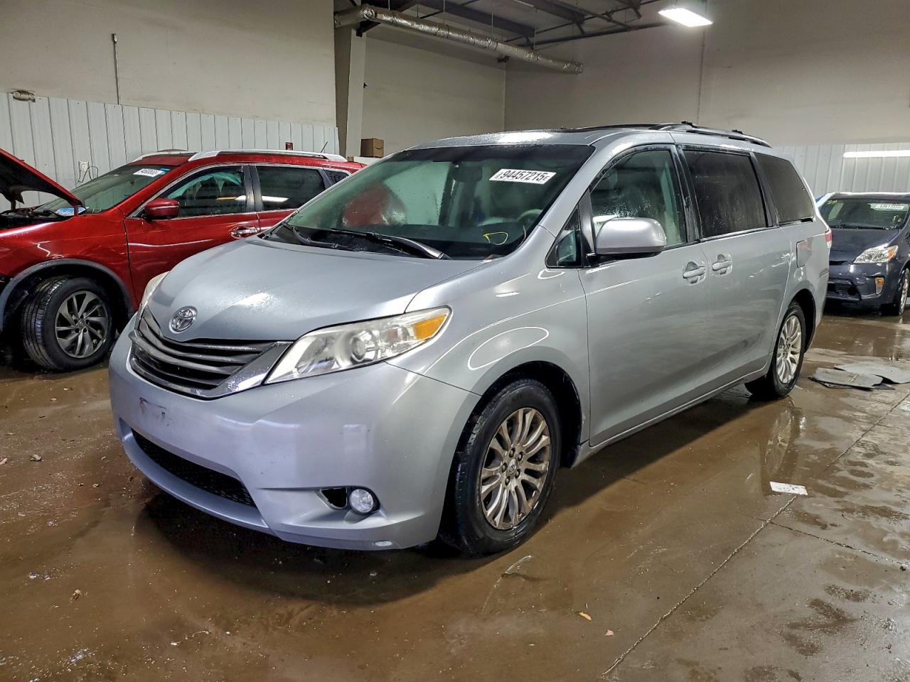TOYOTA SIENNA XLE 2011