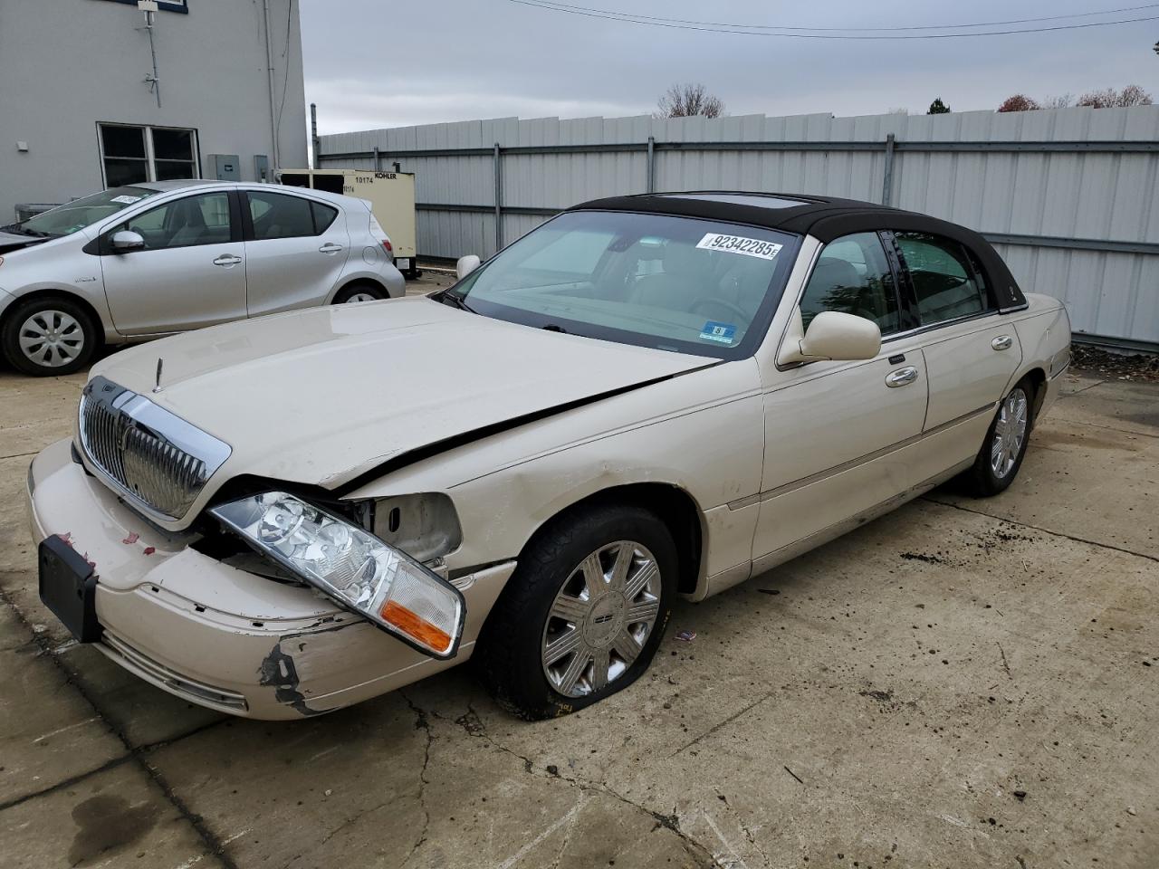 LINCOLN TOWN CAR 2003