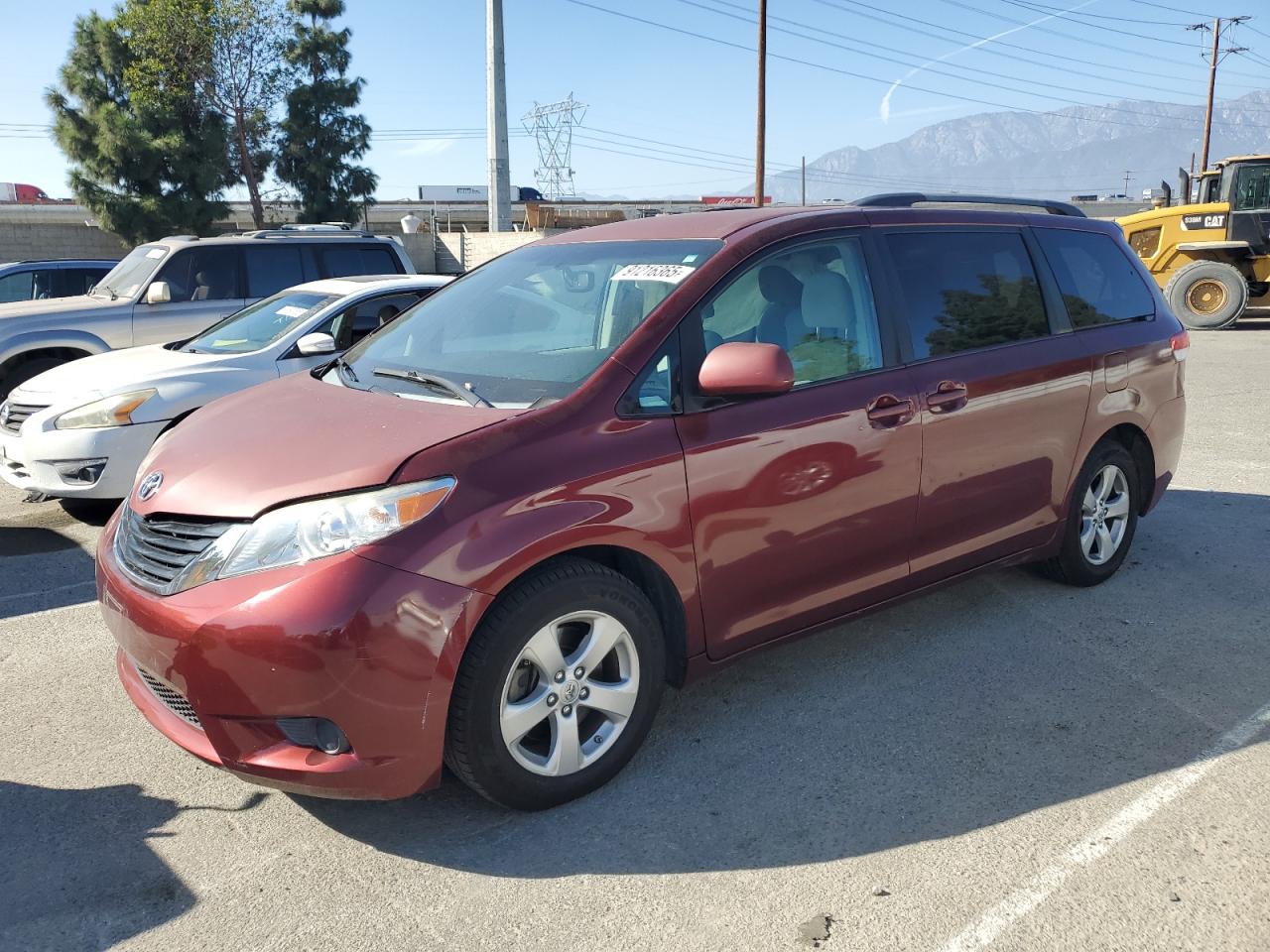 TOYOTA SIENNA LE 2013
