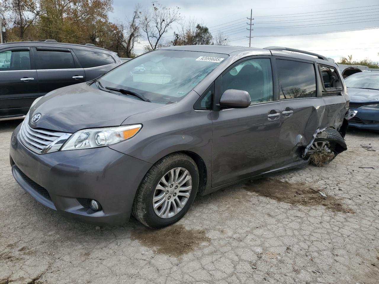 TOYOTA SIENNA XLE 2013