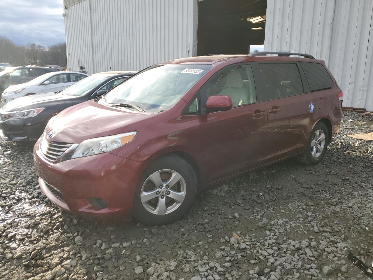 TOYOTA SIENNA LE 2014