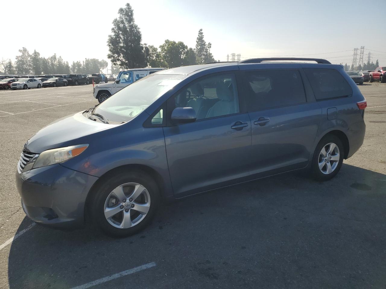 TOYOTA SIENNA LE 2017