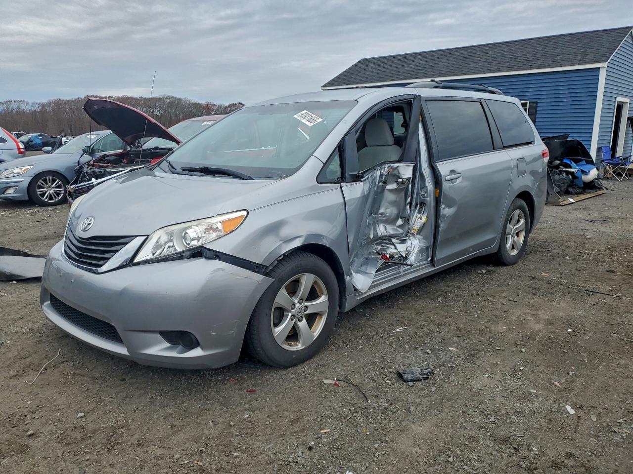 TOYOTA SIENNA LE 2014