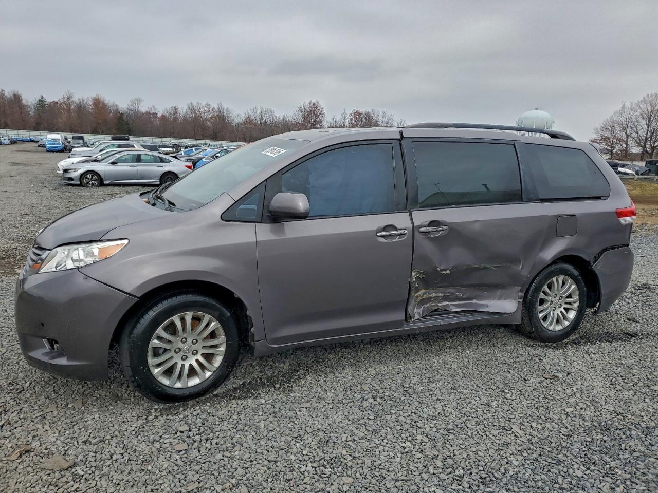 TOYOTA SIENNA XLE 2011