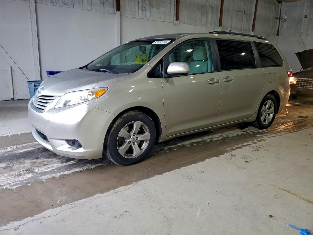 TOYOTA SIENNA LE 2016