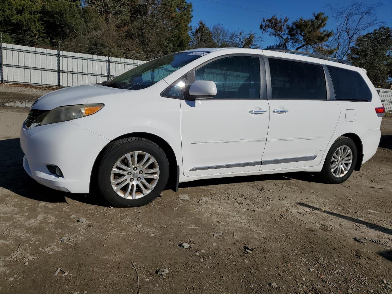 TOYOTA SIENNA XLE 2011