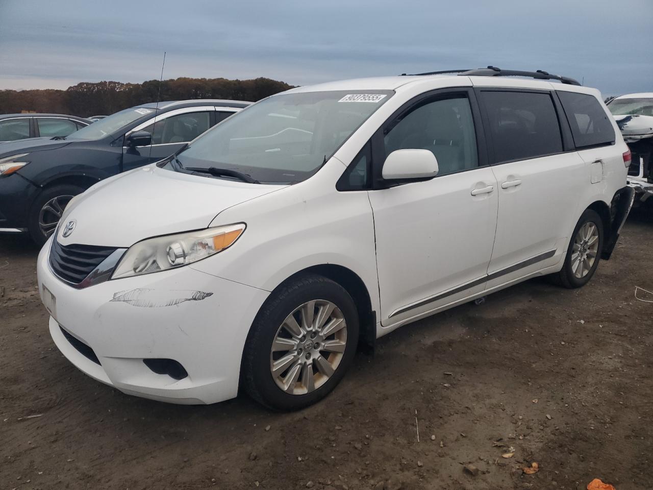 TOYOTA SIENNA LE 2013