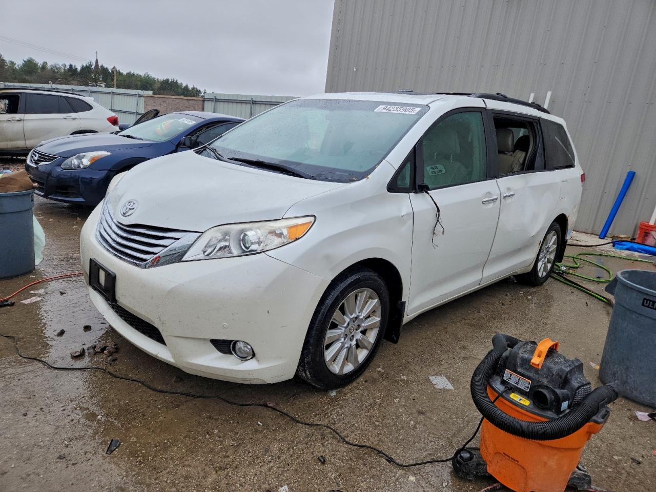 TOYOTA SIENNA XLE 2012