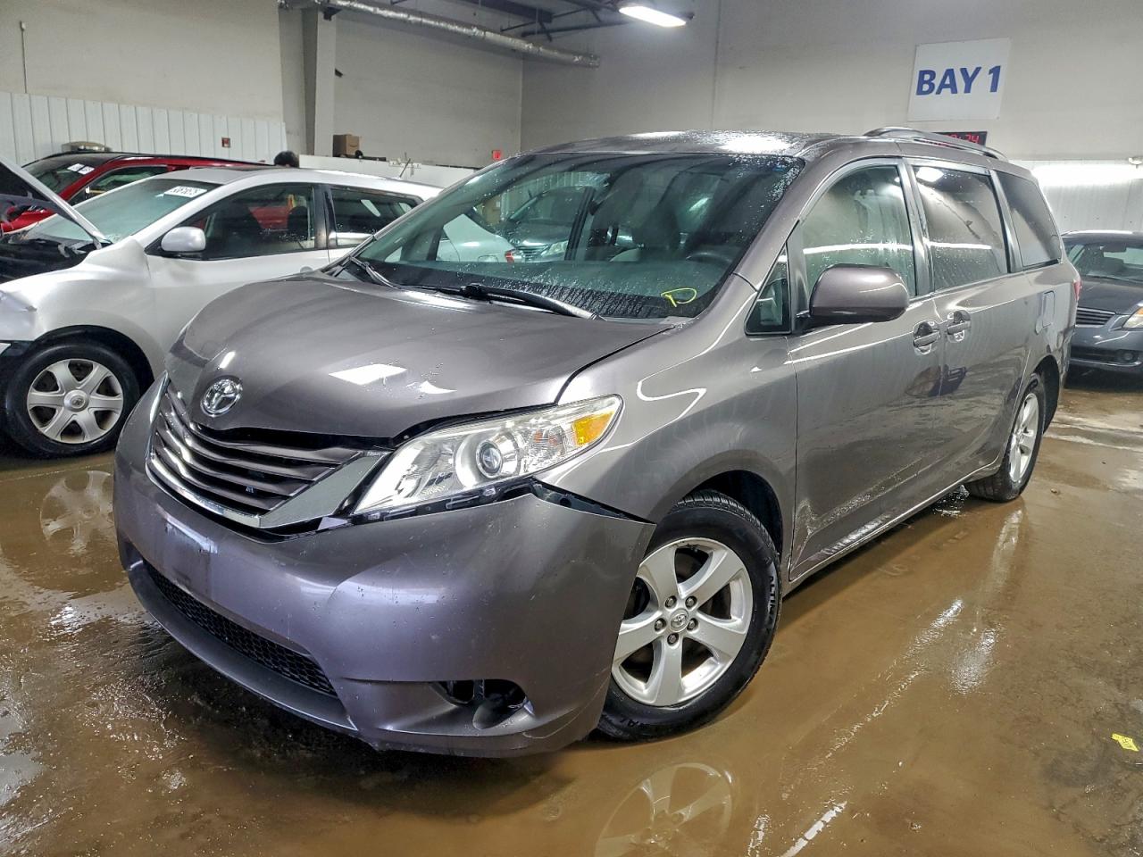 TOYOTA SIENNA LE 2015