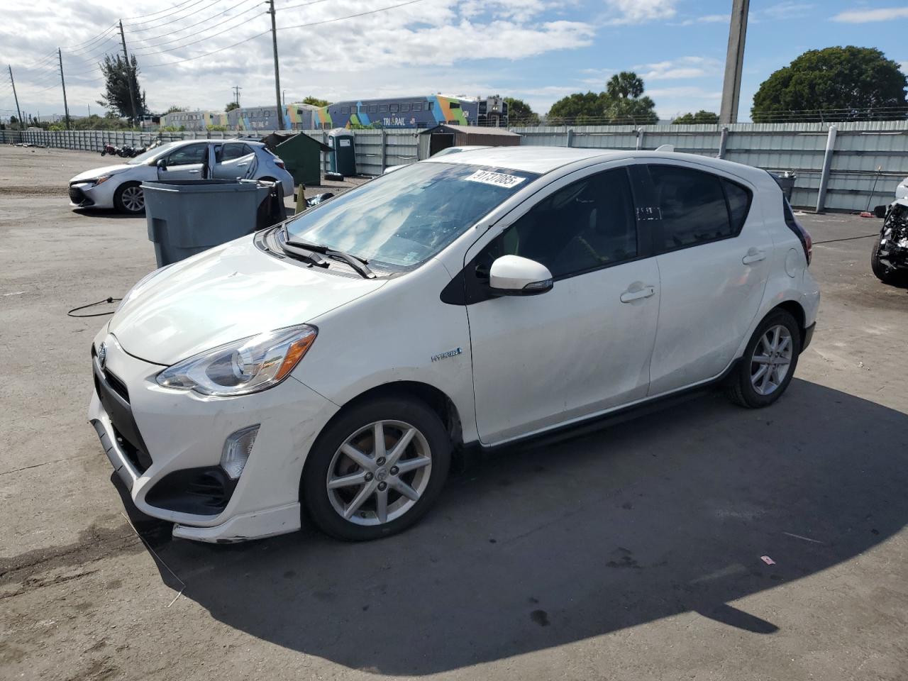 TOYOTA PRIUS C 2017