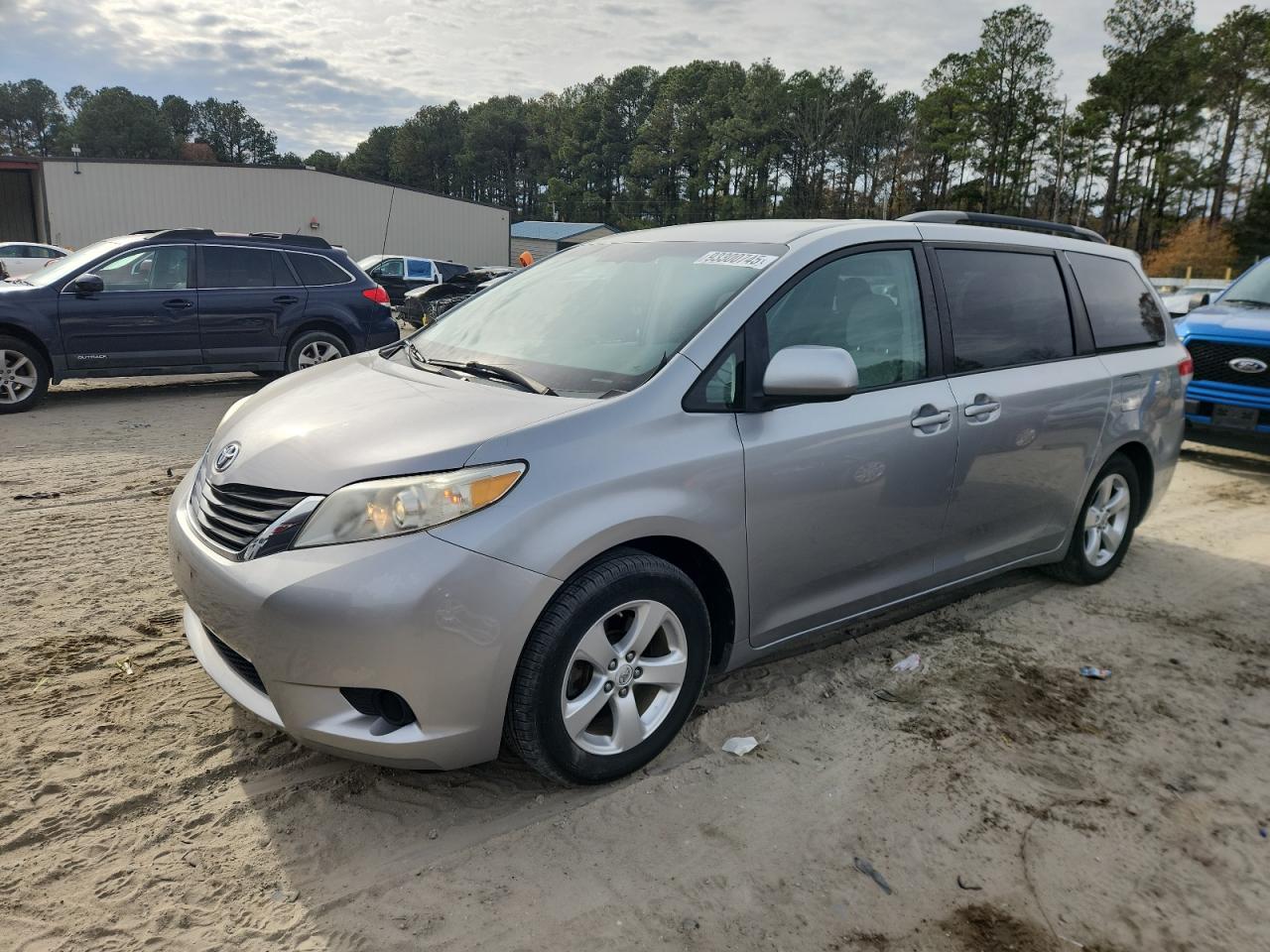 TOYOTA SIENNA LE 2011