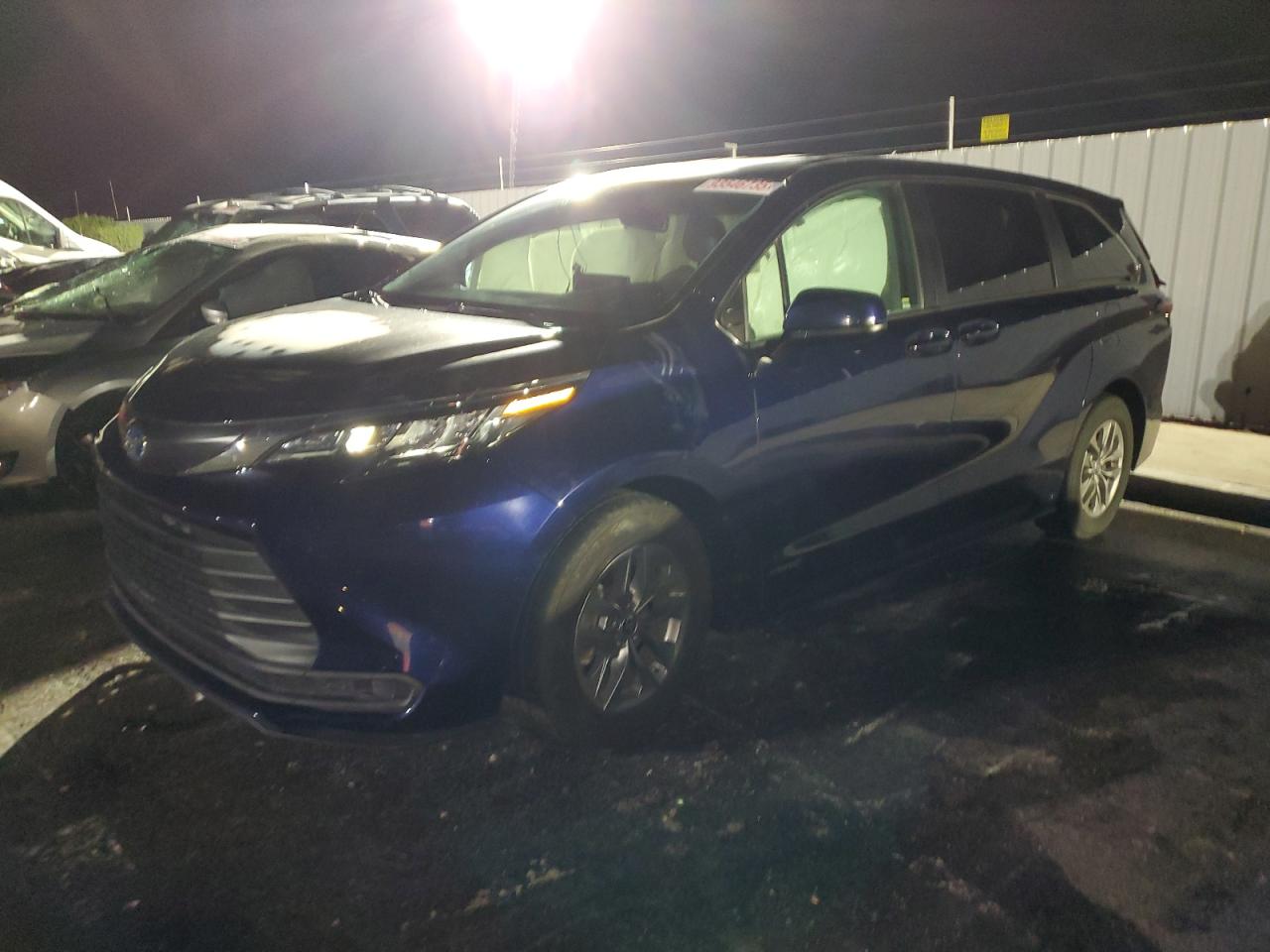 TOYOTA SIENNA LE 2021