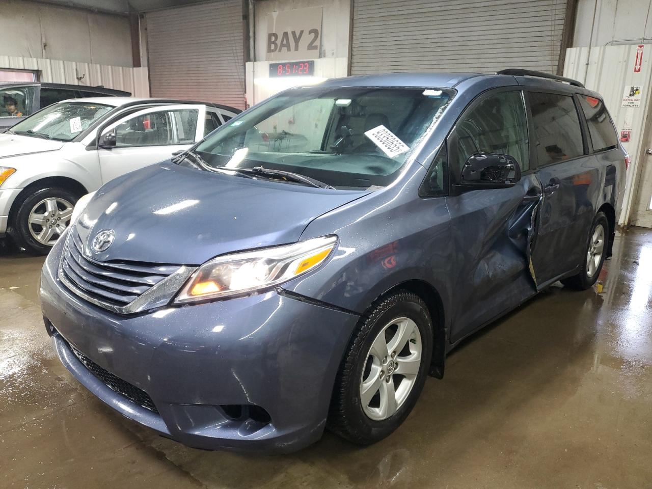 TOYOTA SIENNA LE 2015