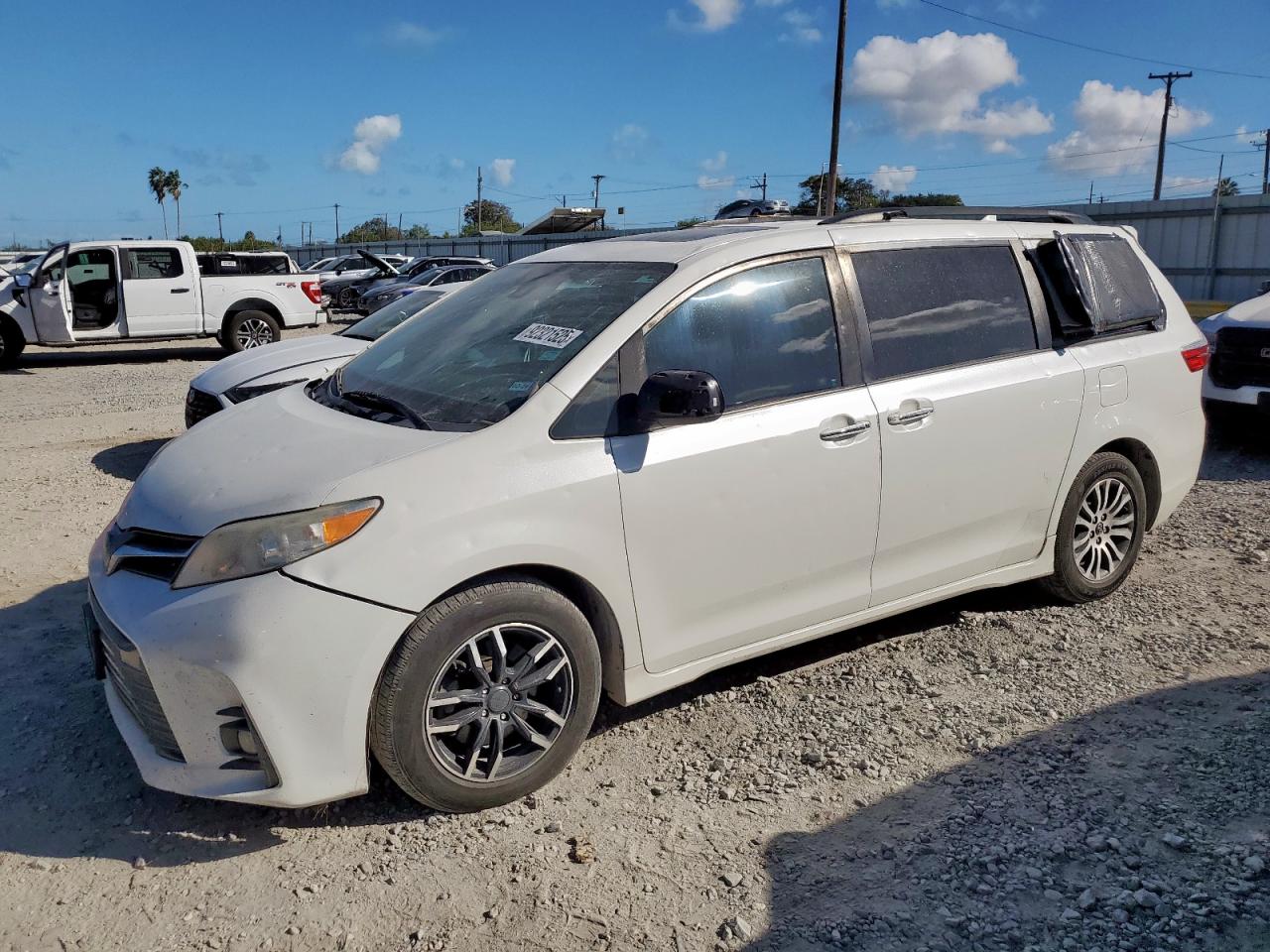 TOYOTA SIENNA XLE 2018