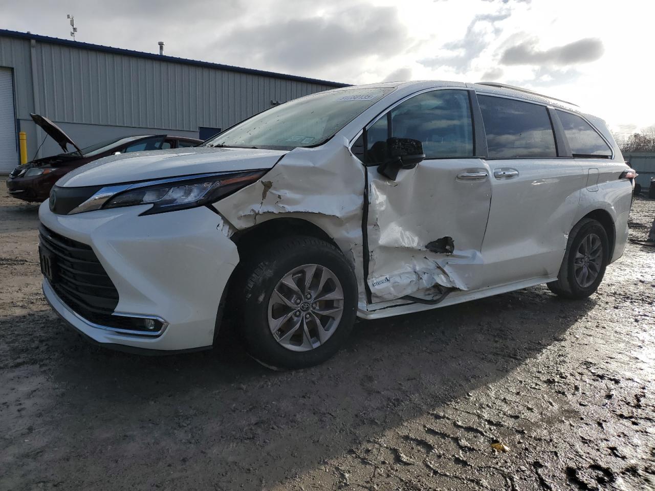 TOYOTA SIENNA XLE 2021
