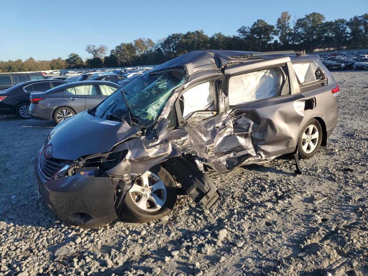 TOYOTA SIENNA LE 2011