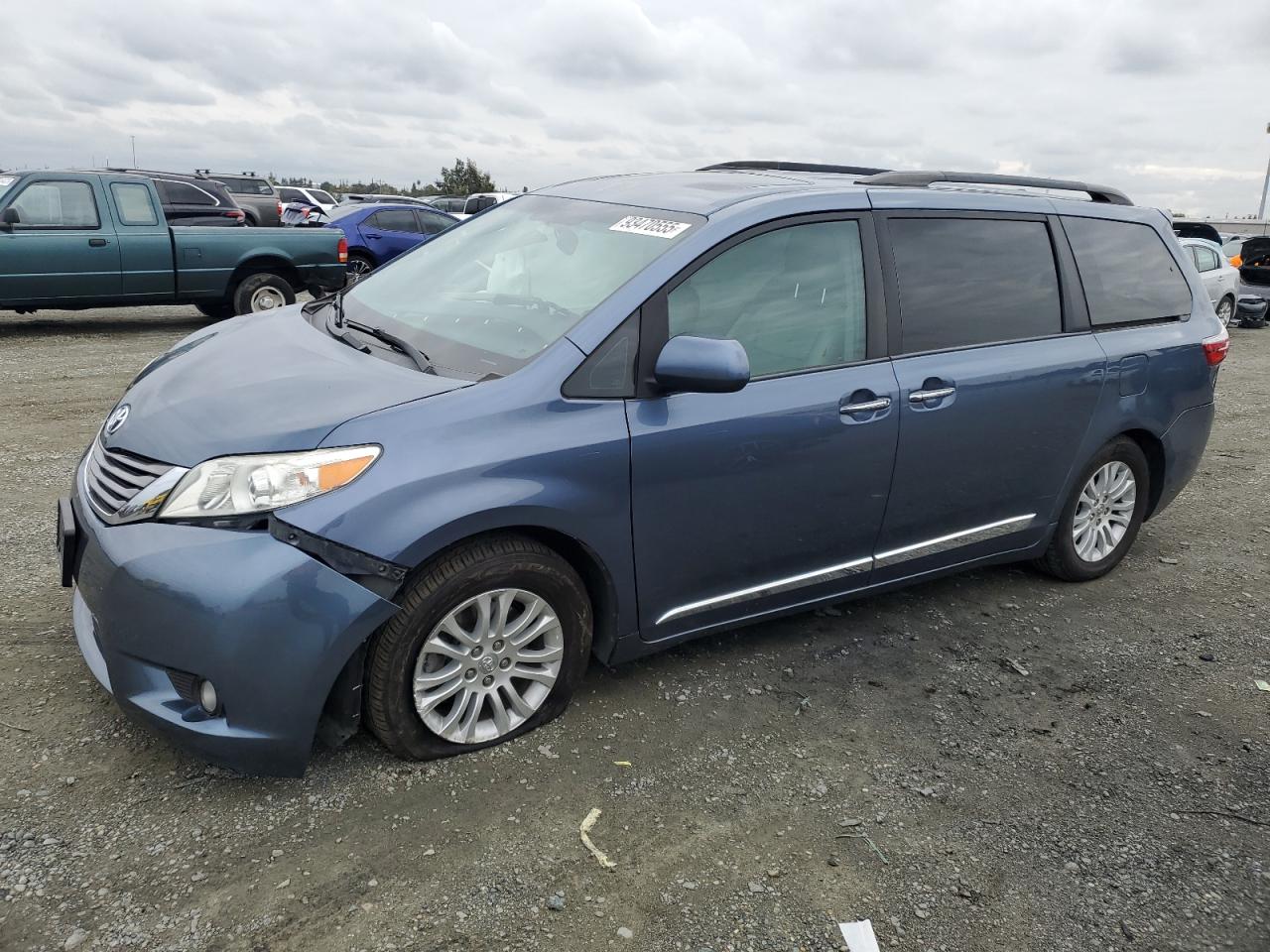 TOYOTA SIENNA XLE 2017