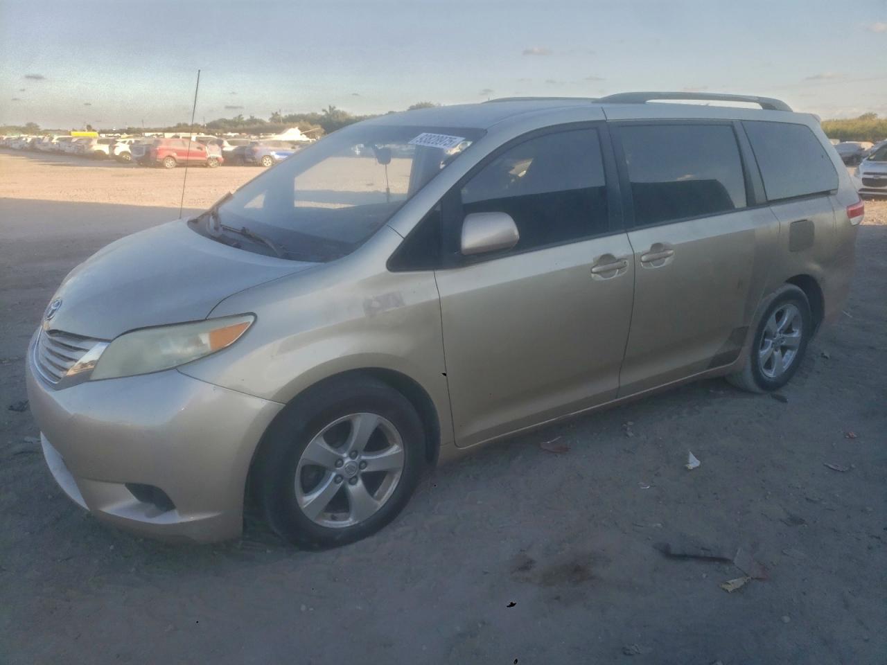 TOYOTA SIENNA LE 2013
