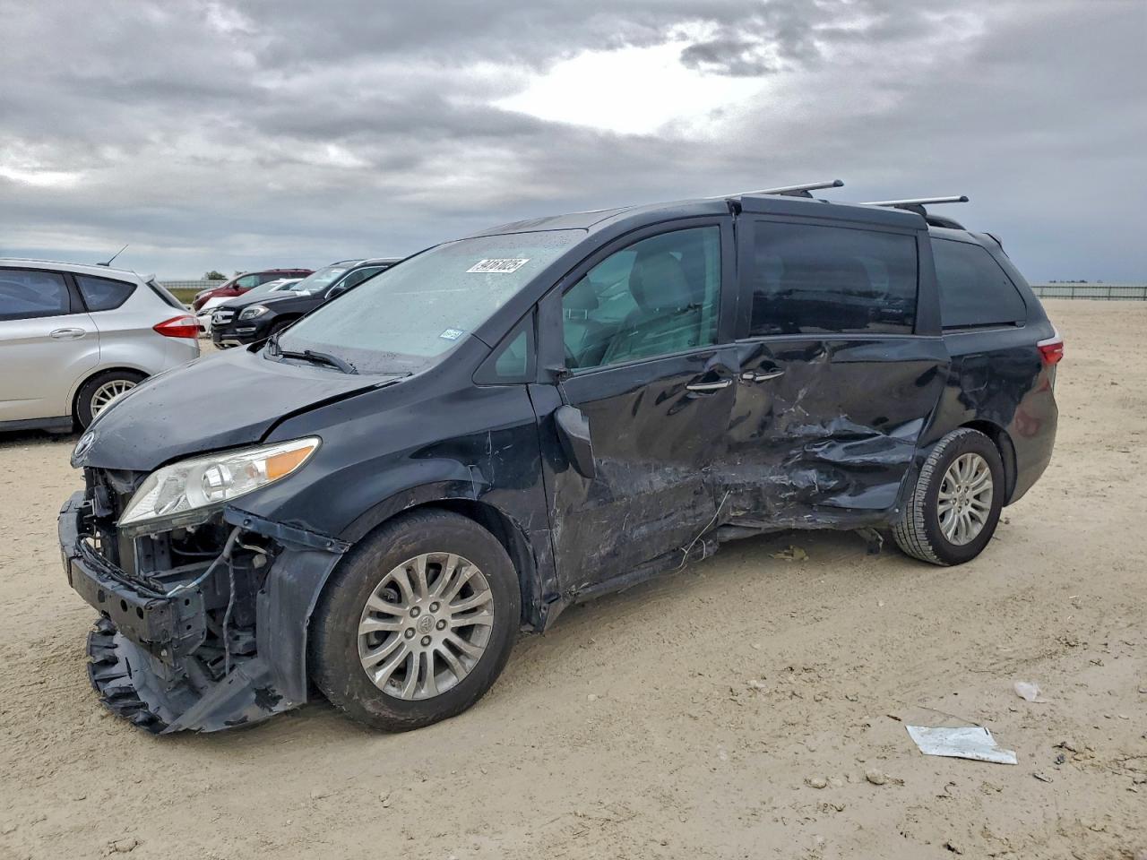 TOYOTA SIENNA XLE 2016