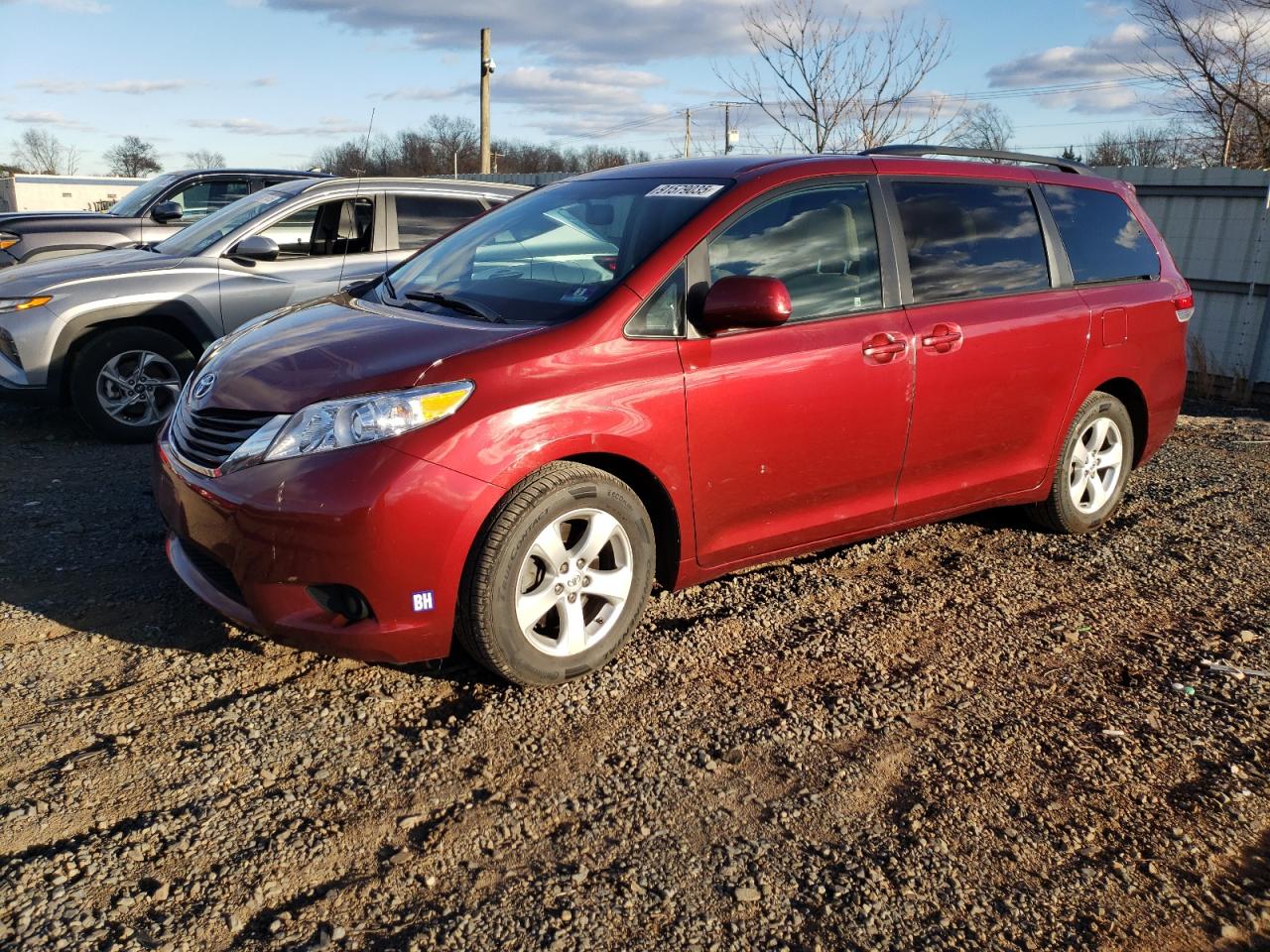 TOYOTA SIENNA LE 2011