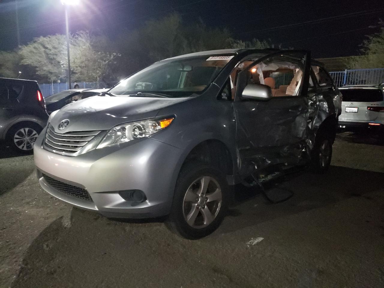 TOYOTA SIENNA LE 2017