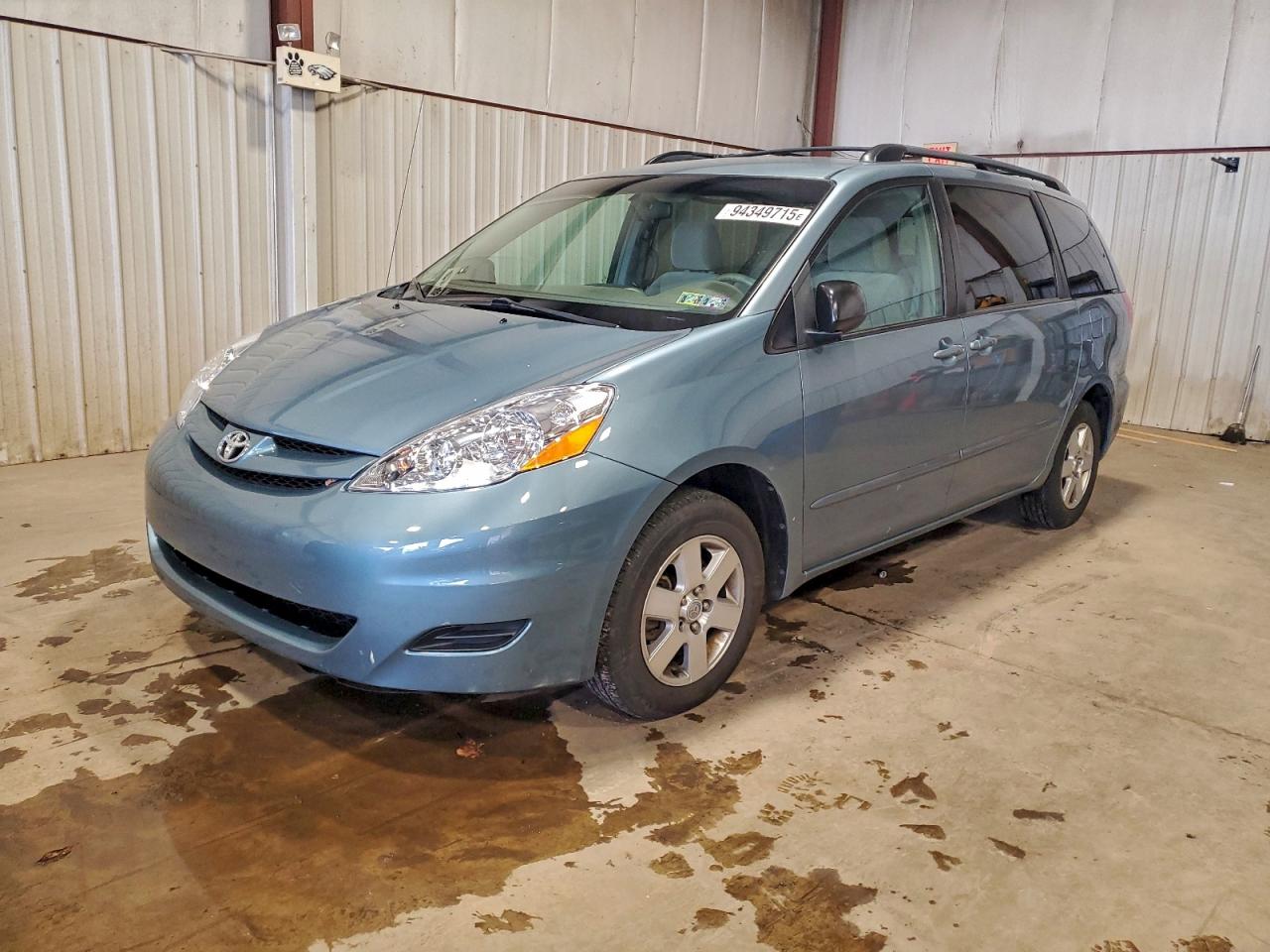 TOYOTA SIENNA CE 2009