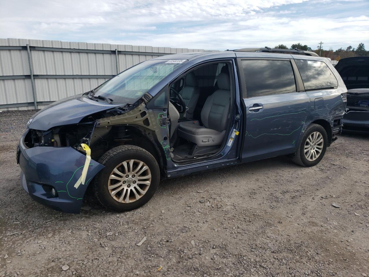 TOYOTA SIENNA XLE 2015