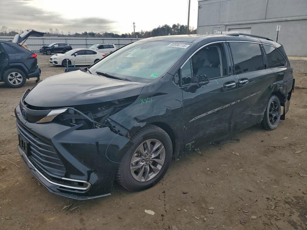 TOYOTA SIENNA XLE 2021