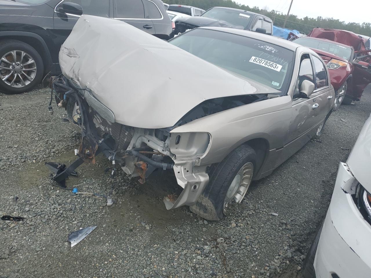 LINCOLN TOWN CAR 2001