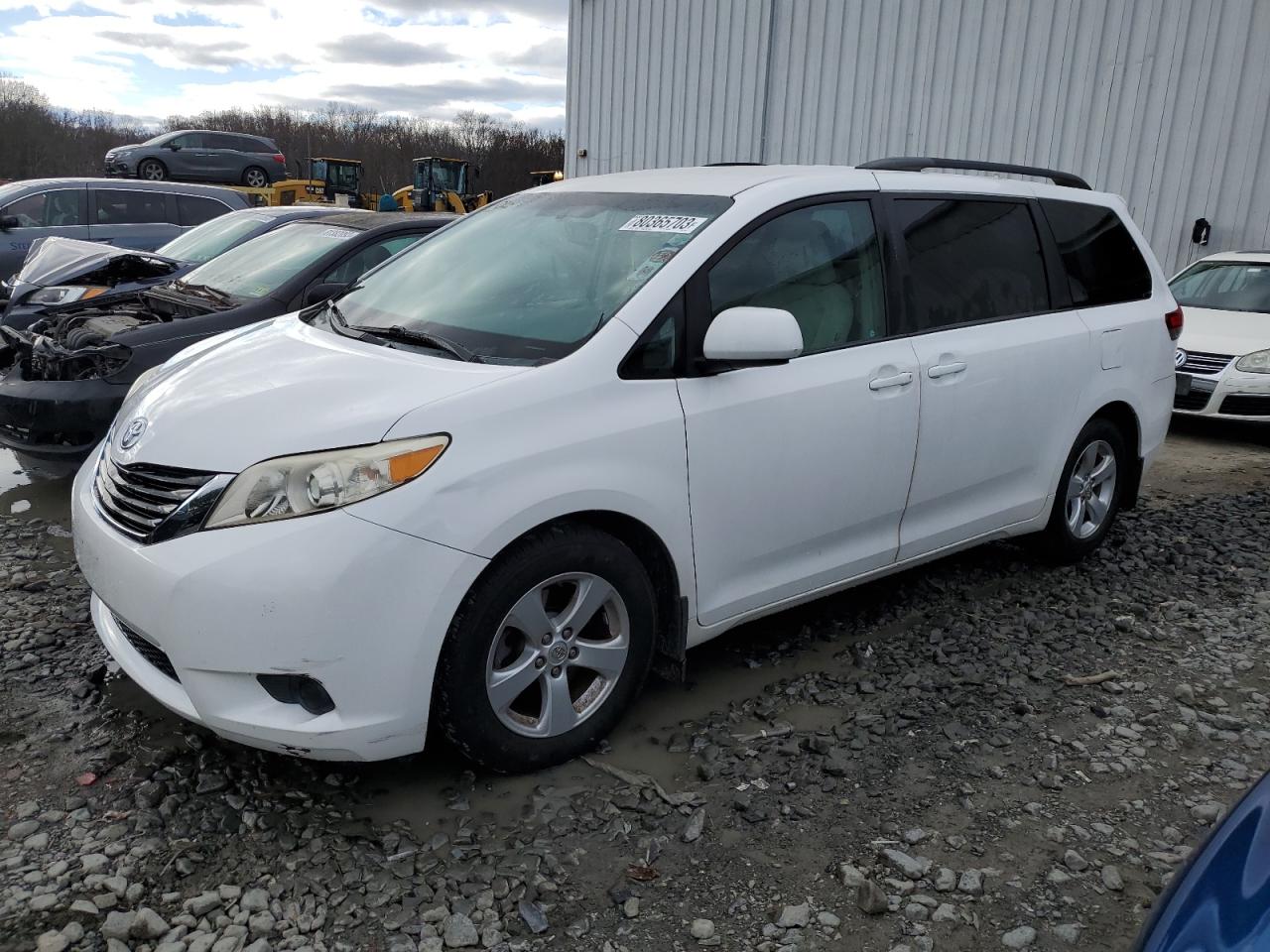 TOYOTA SIENNA LE 2013