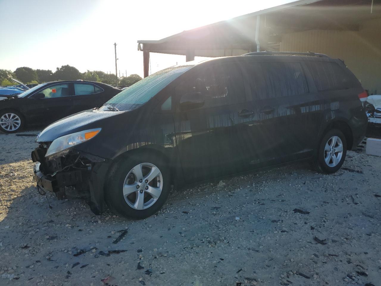 TOYOTA SIENNA LE 2012