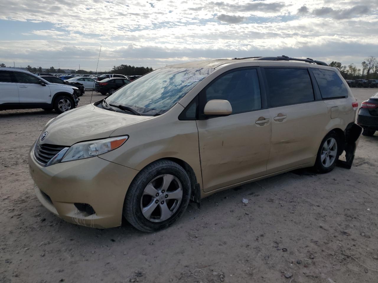 TOYOTA SIENNA LE 2011