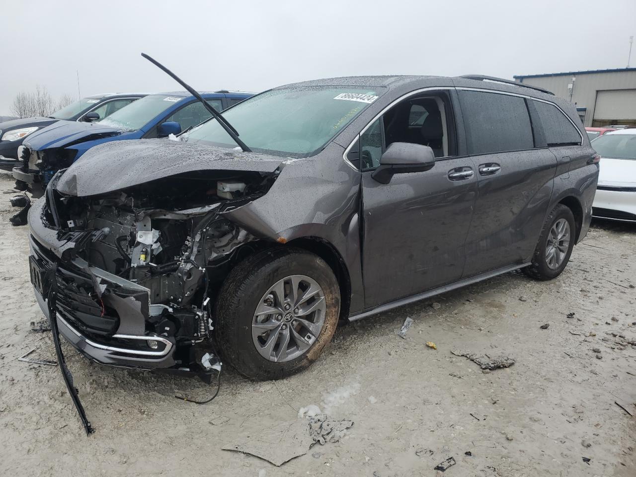TOYOTA SIENNA XLE 2024