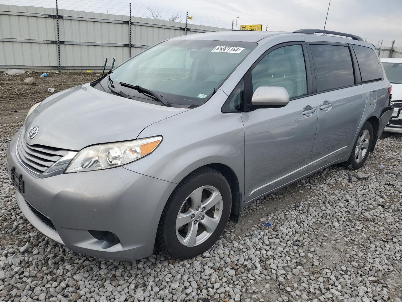 TOYOTA SIENNA LE 2017
