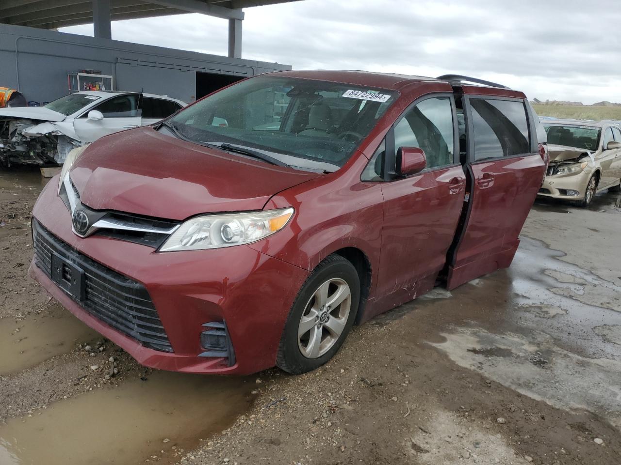 TOYOTA SIENNA LE 2018