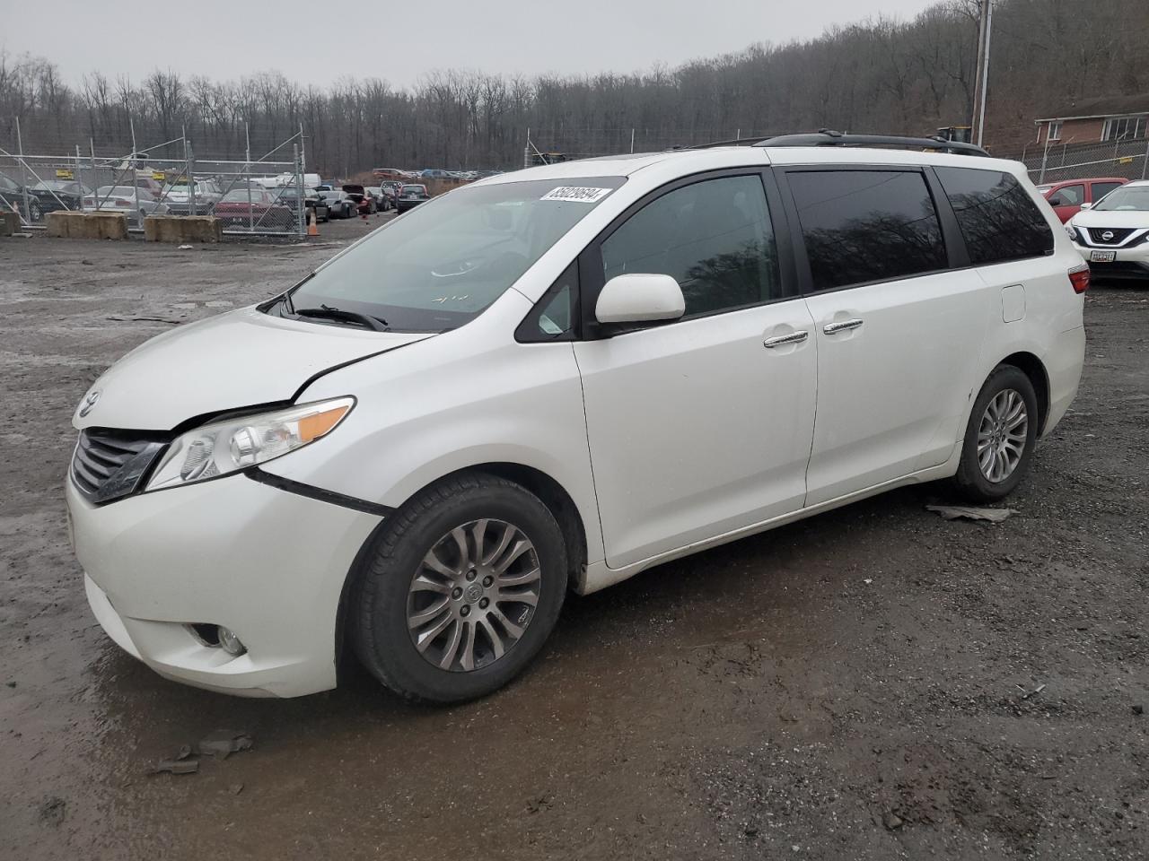 TOYOTA SIENNA XLE 2015