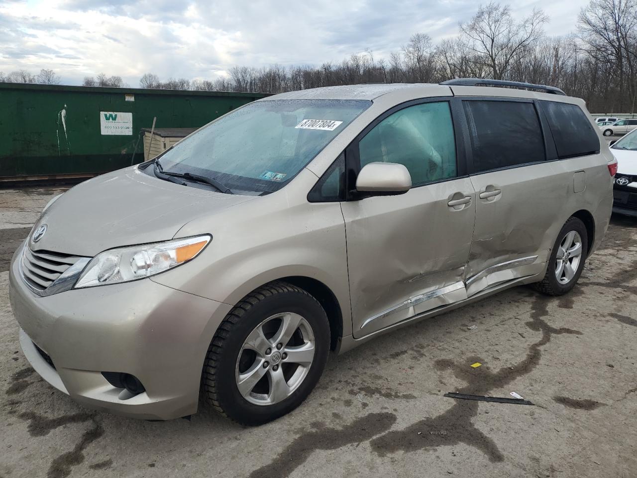 TOYOTA SIENNA LE 2017