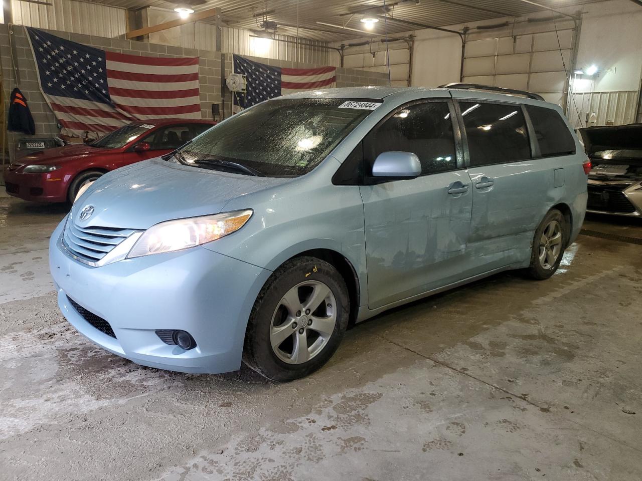 TOYOTA SIENNA LE 2015