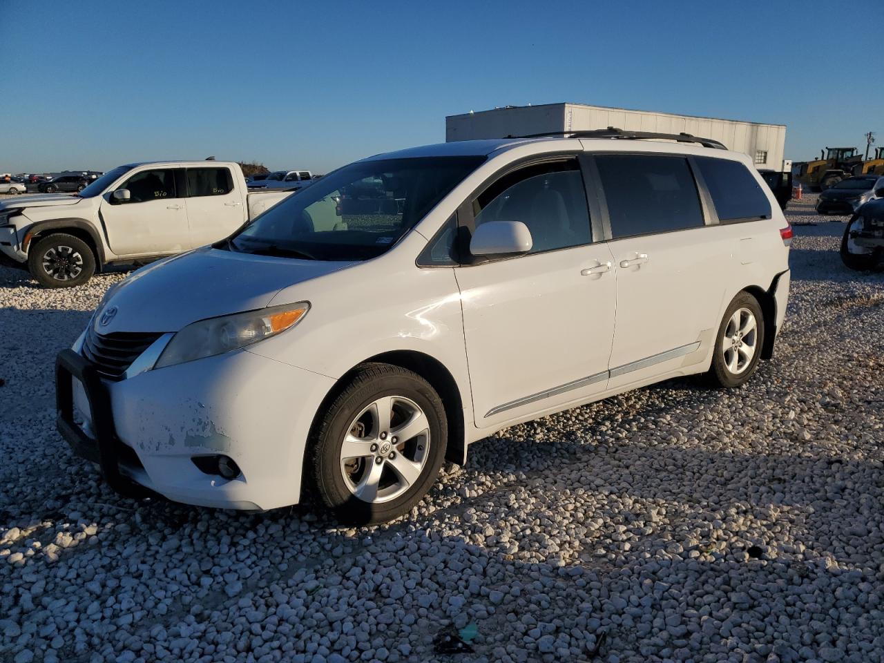 TOYOTA SIENNA LE 2013