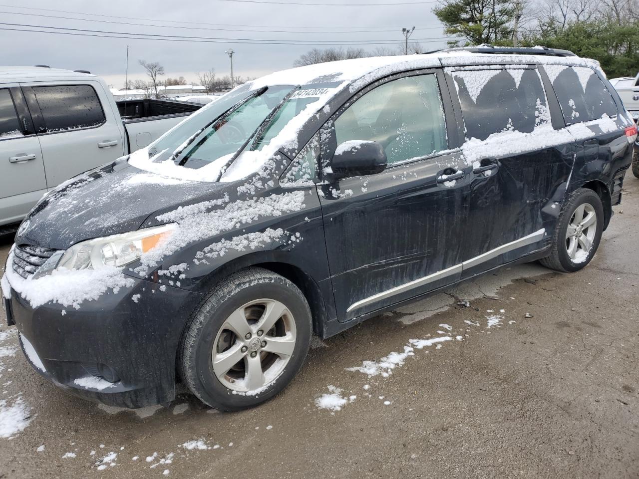 TOYOTA SIENNA LE 2012
