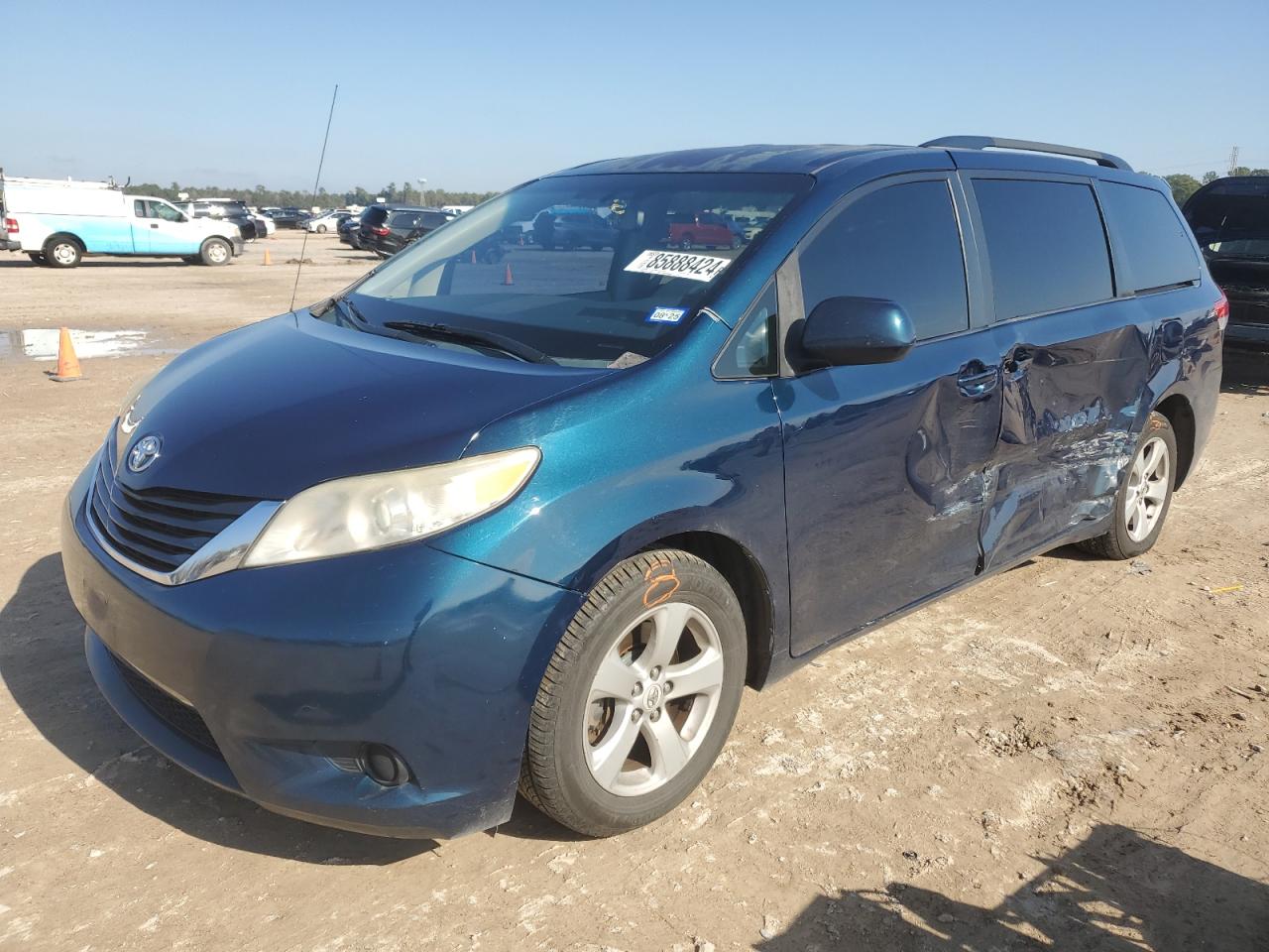 TOYOTA SIENNA LE 2012