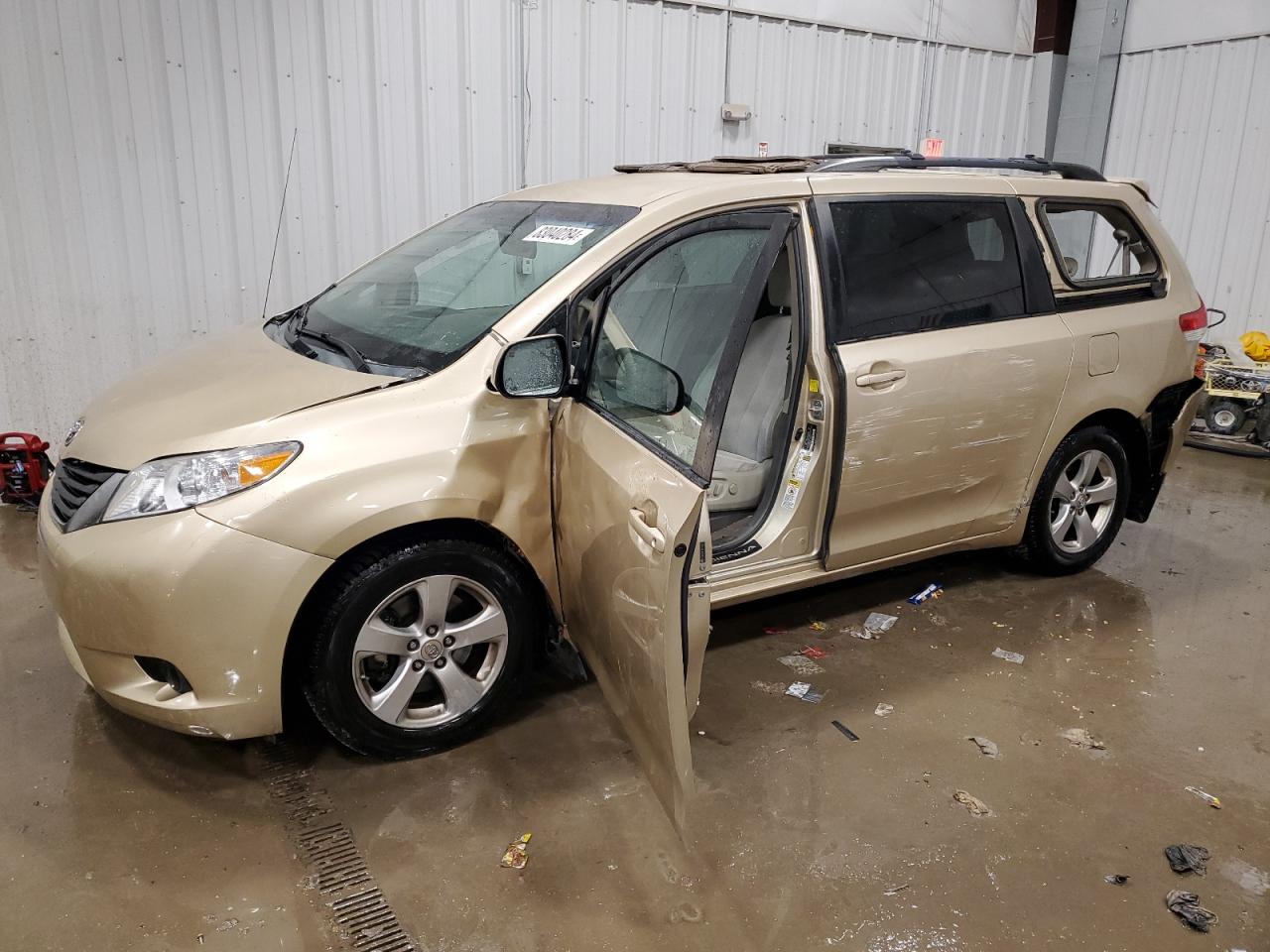 TOYOTA SIENNA LE 2011