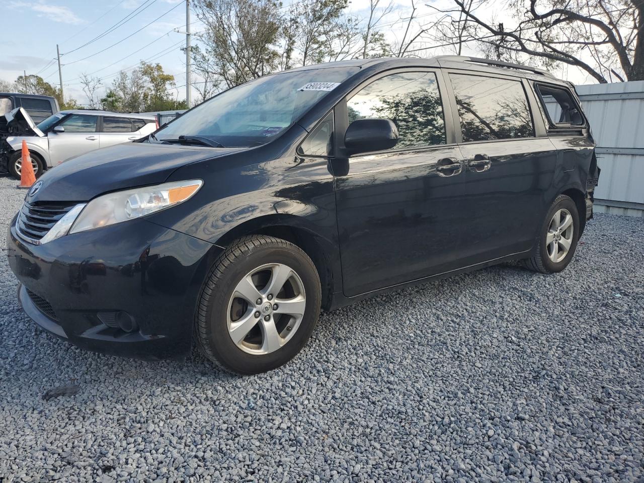 TOYOTA SIENNA LE 2017