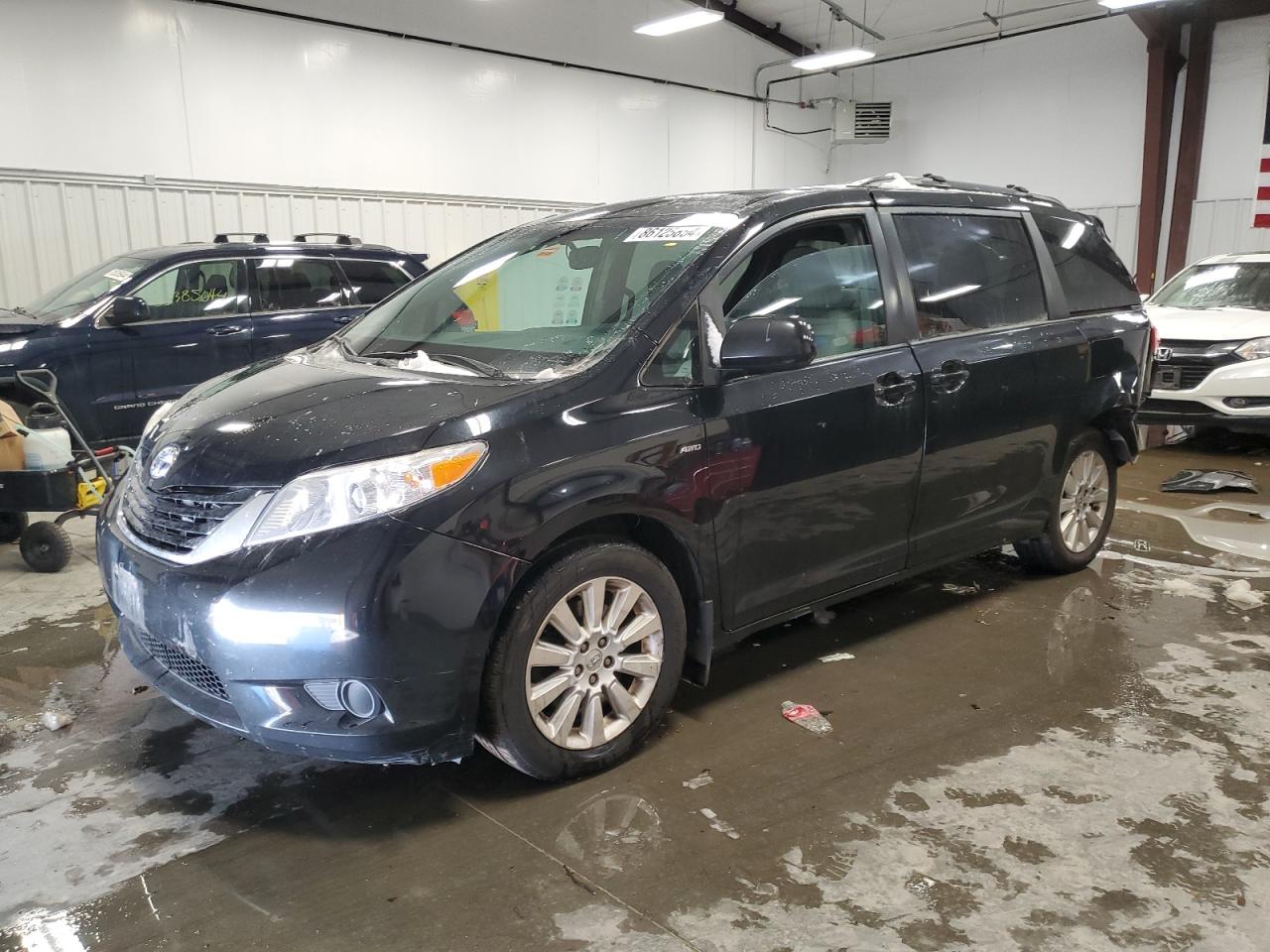 TOYOTA SIENNA LE 2016