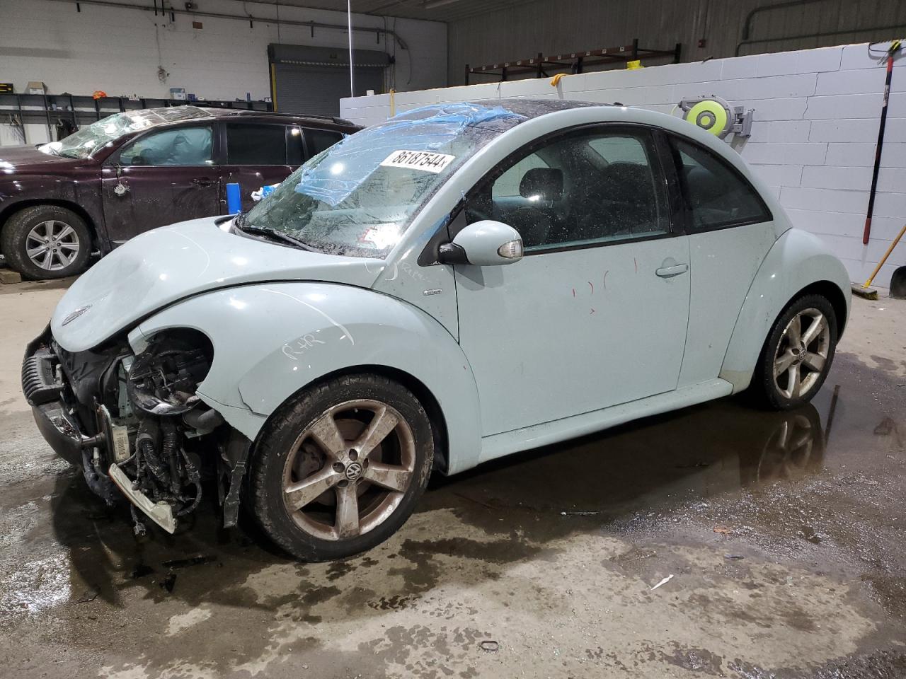 VOLKSWAGEN NEW BEETLE 2010
