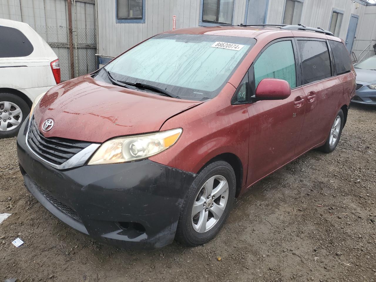 TOYOTA SIENNA LE 2011